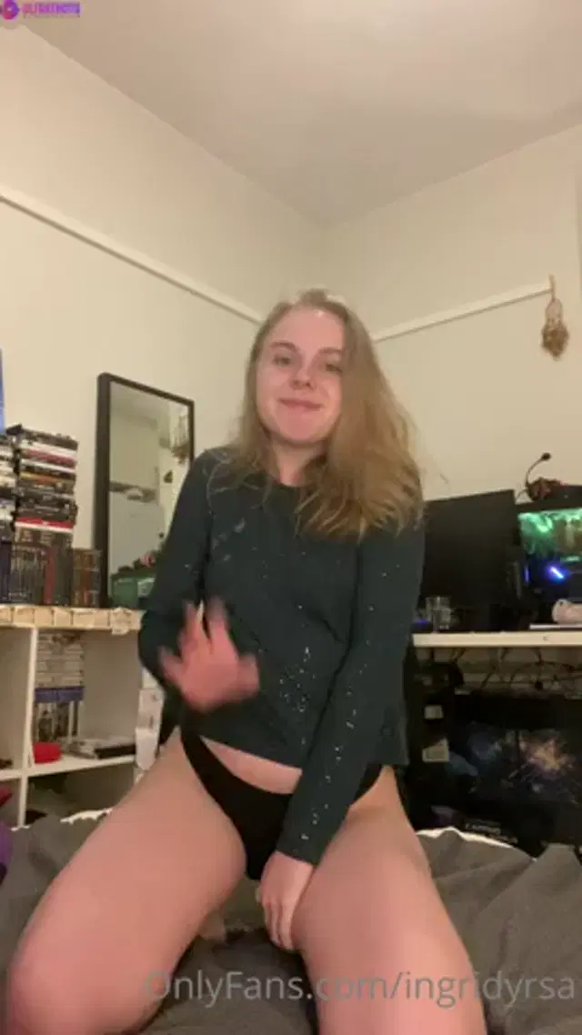 Norwegian gamer girl shows off her body in bed
