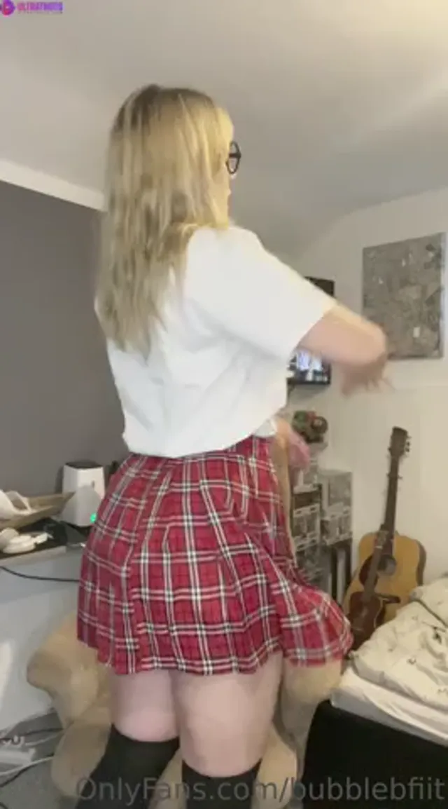 Bubblebfiit Masturbates In The Living Room