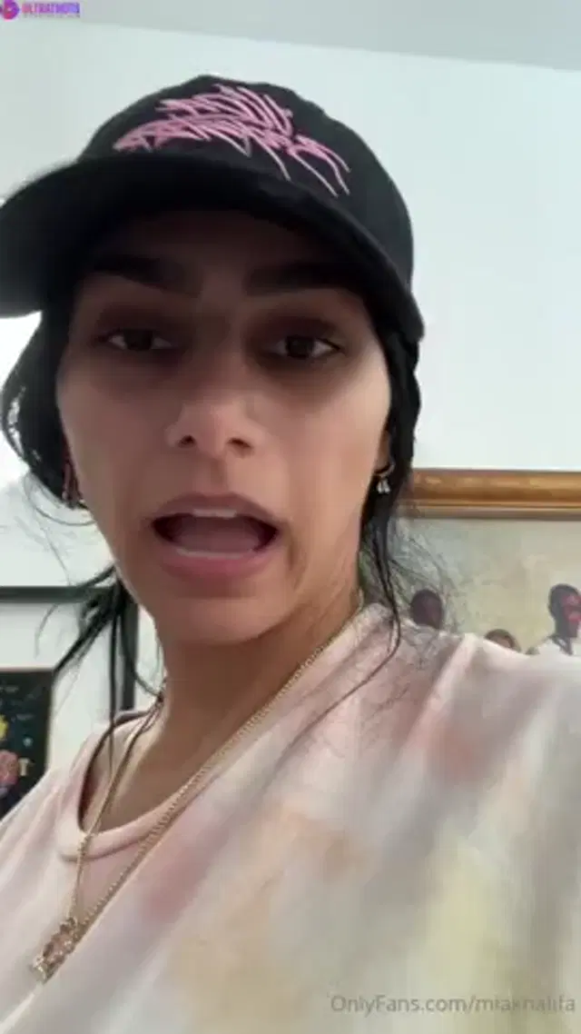 Mia Khalifa – Long Talking Livestream With Showering