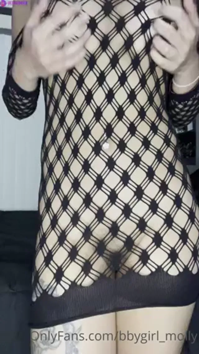 Bbygirl_Molly Shakes Booty With Ass Close Up