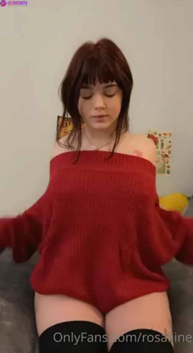 Rosaliine Fucks Pussy With Glass Dildo