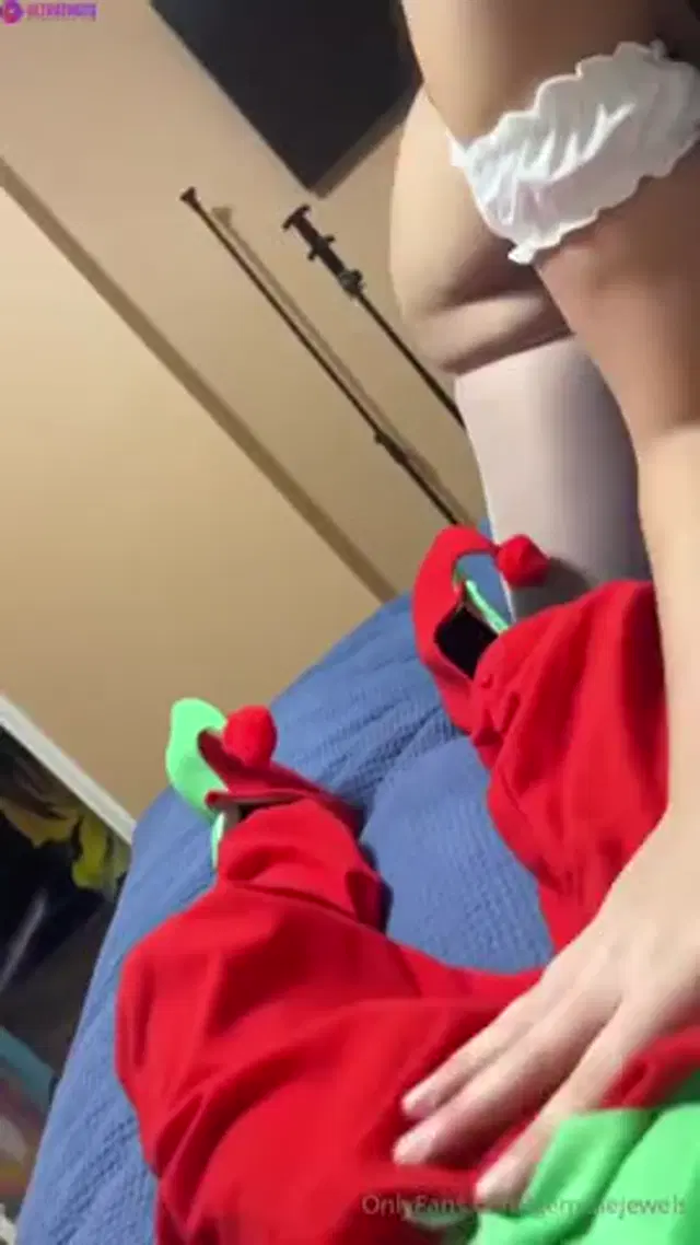 Baby Alien Fucks A Curvy Slut With Glasses