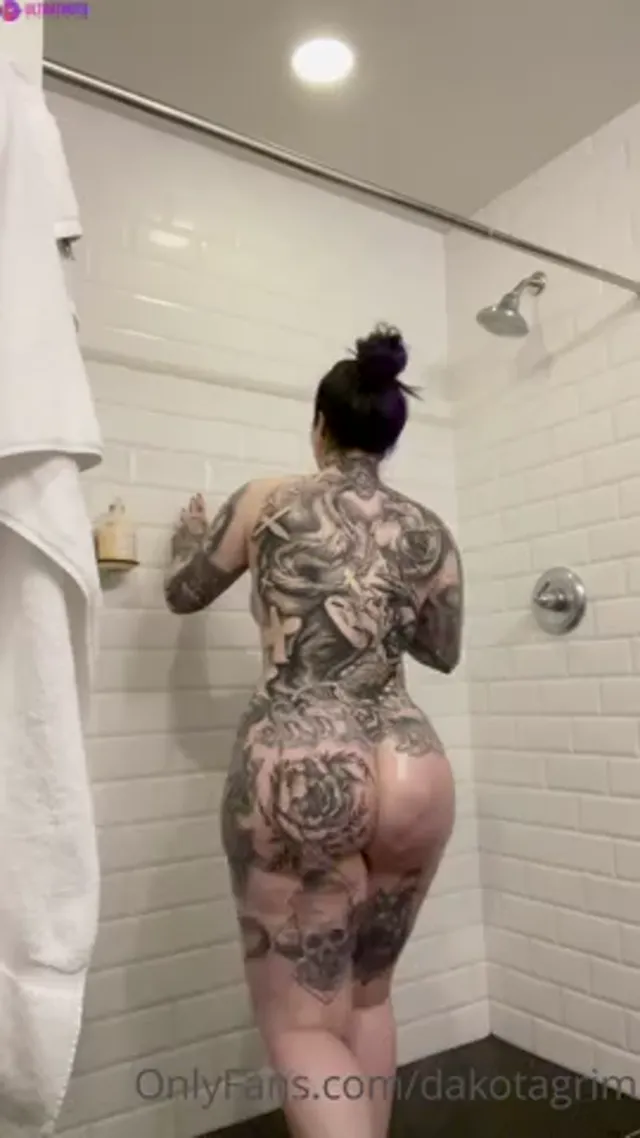 Dakotagrim In The Shower