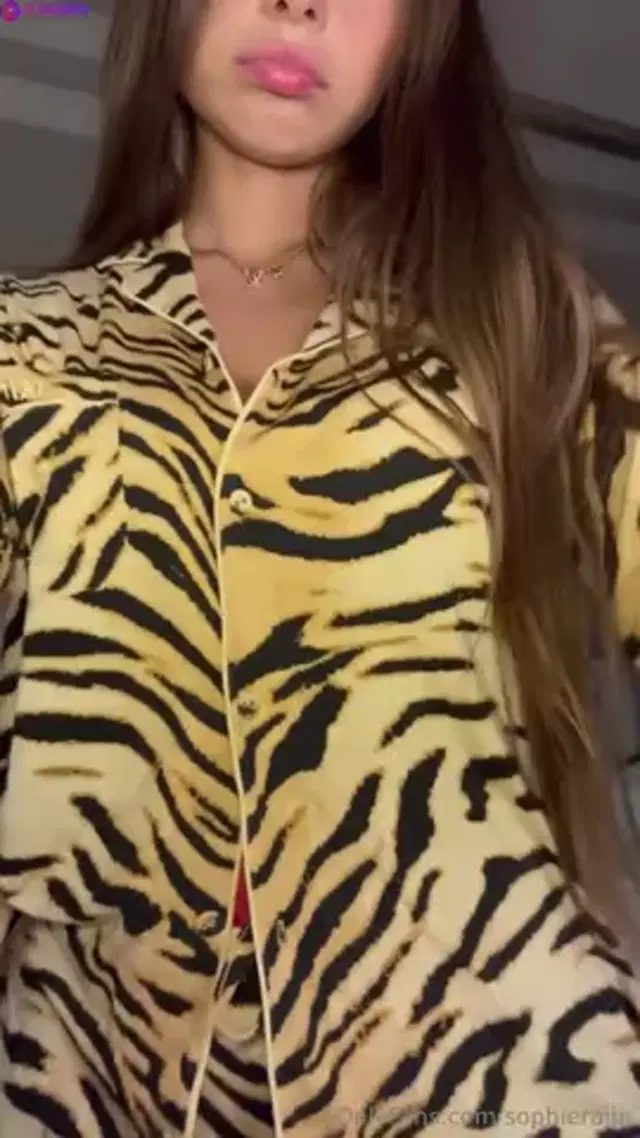 Sophieraiin Teasing Perfect Body In Sexy Outfit