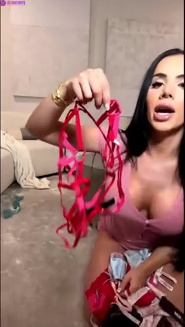 Scarlettkissesxo – Naked Livestream with Best Friend