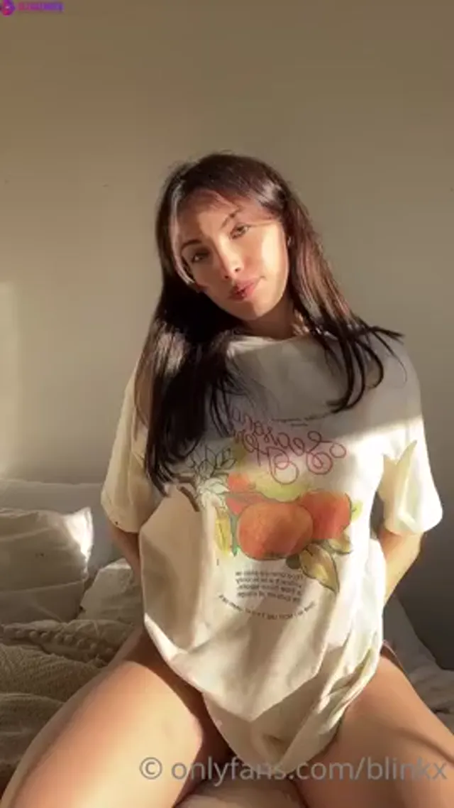 Blinkx Fucks Pussy With Dildo