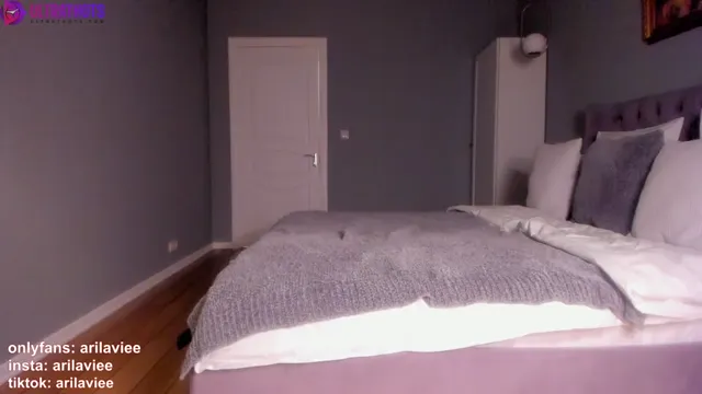 Anna Arilaviee – Masturbating Creamy Pussy And Using Toys