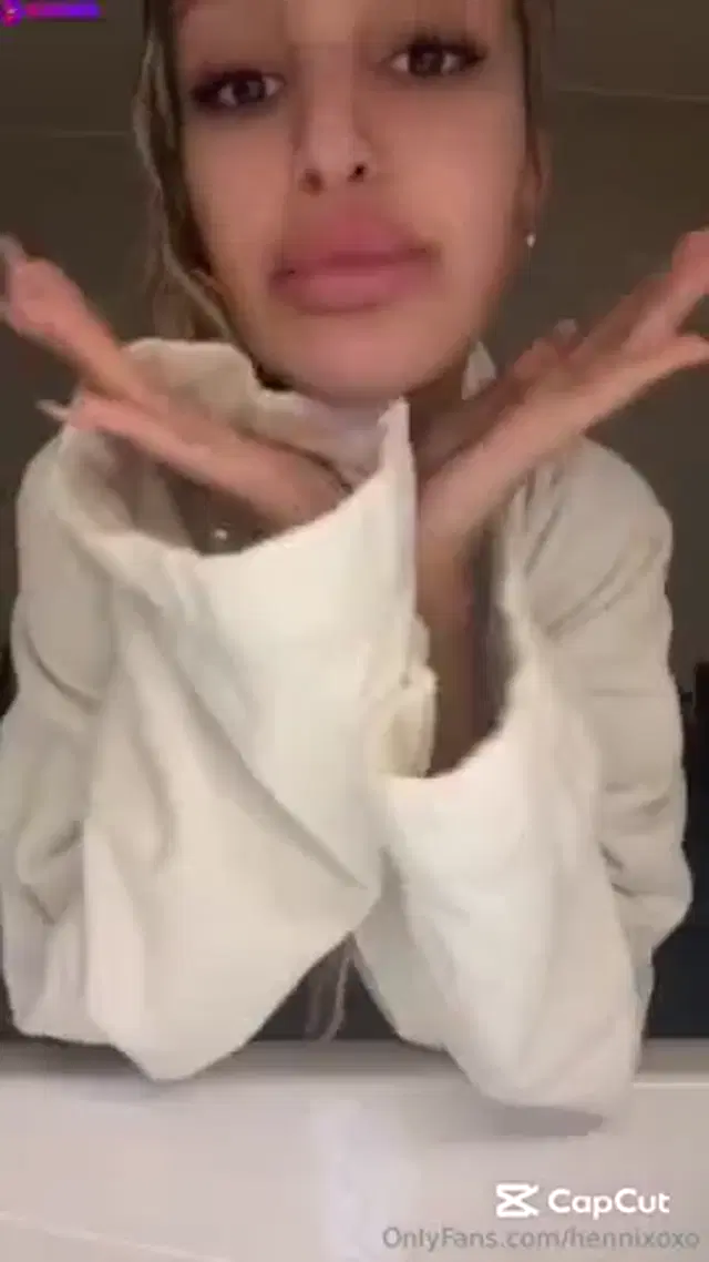 HenniWD Masturbates