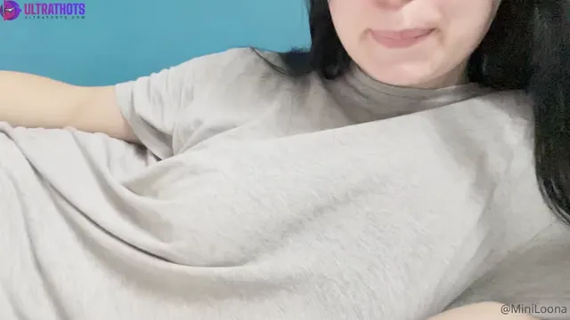 Mini Loonaa Masturbates