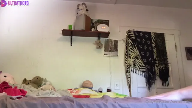 Secretlittle Getting Horny on Livestream