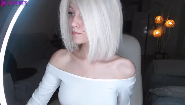 Kimoriii Masturbates With Sex Toy On Cam