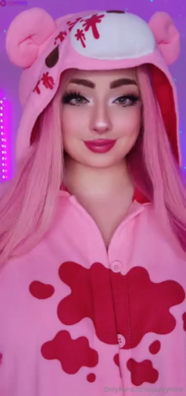 JazzyFoxe Flashing And Playing with Big Tits