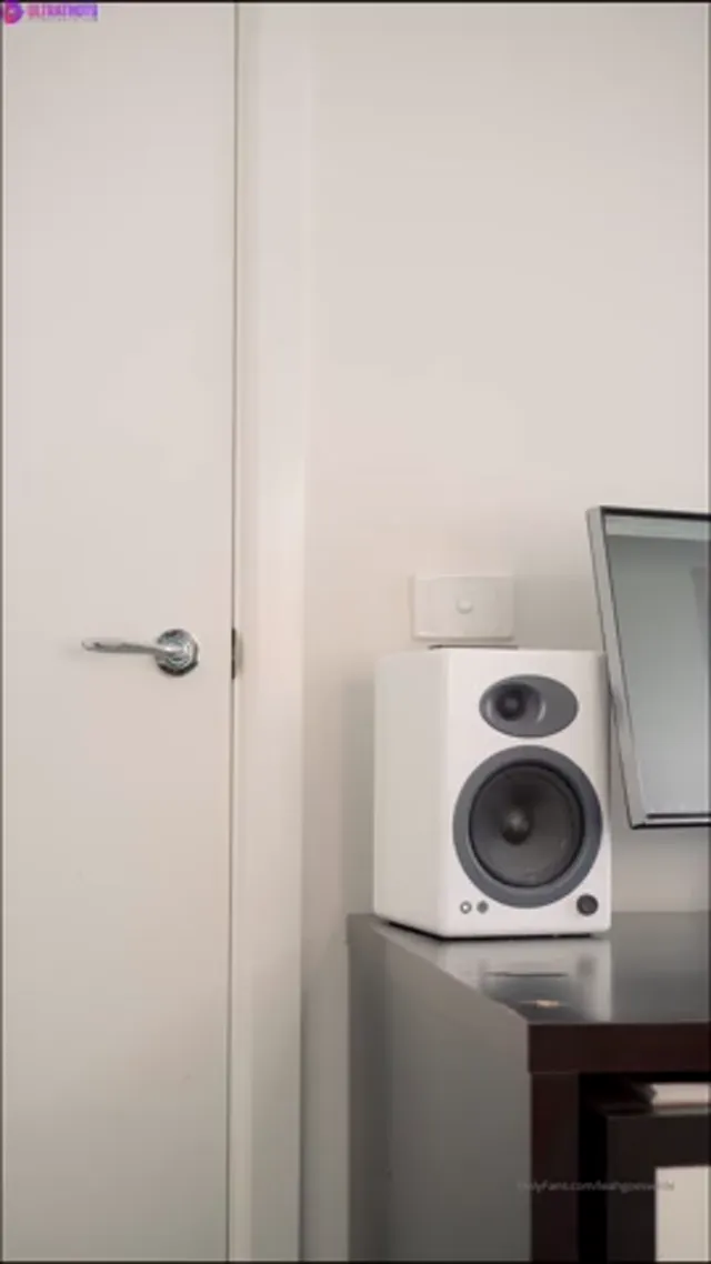 Leah Wilde – Hot Stepmom Masturbating Close Up And Showing Big Boobs