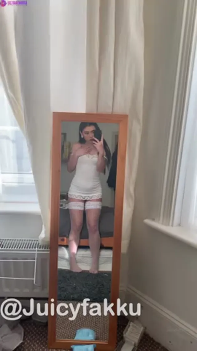 JuicyFakku Masturbates In The Mirror