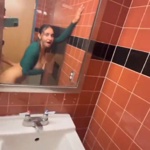Cogiendo en el baño de la universidad