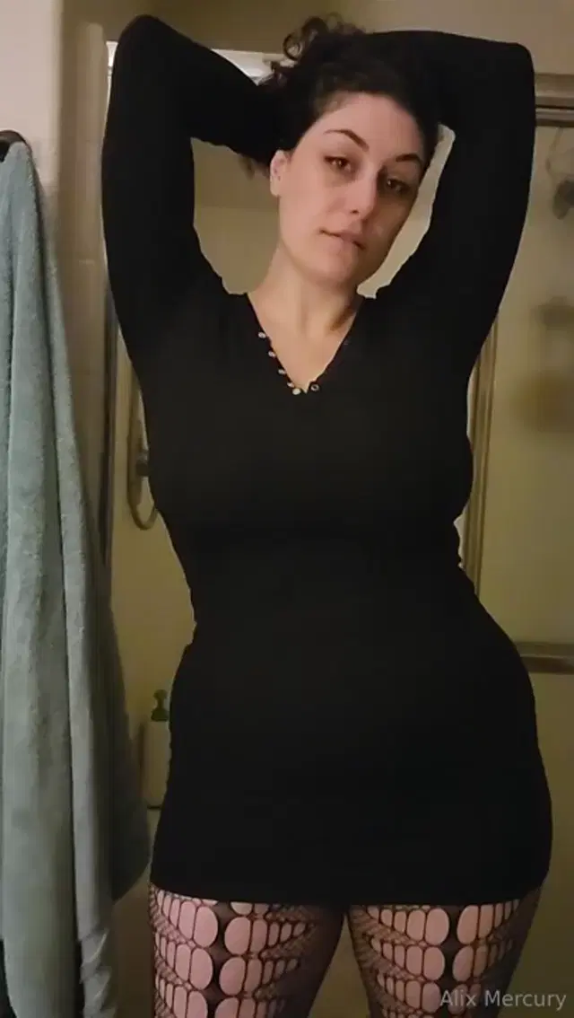 Alix Mercury aka alixmercury – 09-18-2025 OnlyFans Video – Just a little strip before I shower