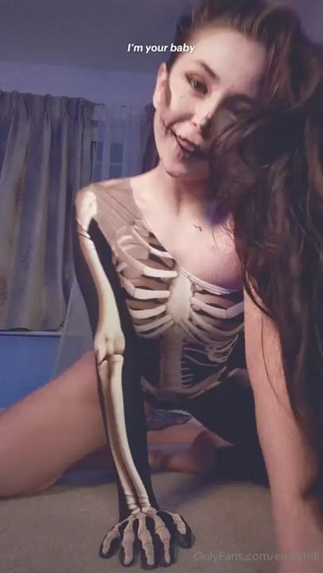 Emily Hill aka emilyhill – 10-28-2024 OnlyFans Video – Looking for another bone got one for me