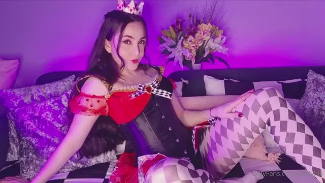 Emily Hill aka emilyhill – 10-31-2024 OnlyFans Video – Queen of hearts cosplay video xTrying out my 3 new sizes of my rose buttplugs