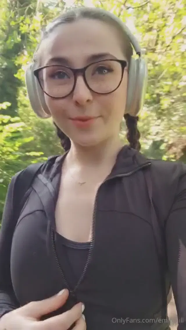 Emily Hill aka emilyhill – 08-20-2024 OnlyFans Video – Quick flash on ky walk