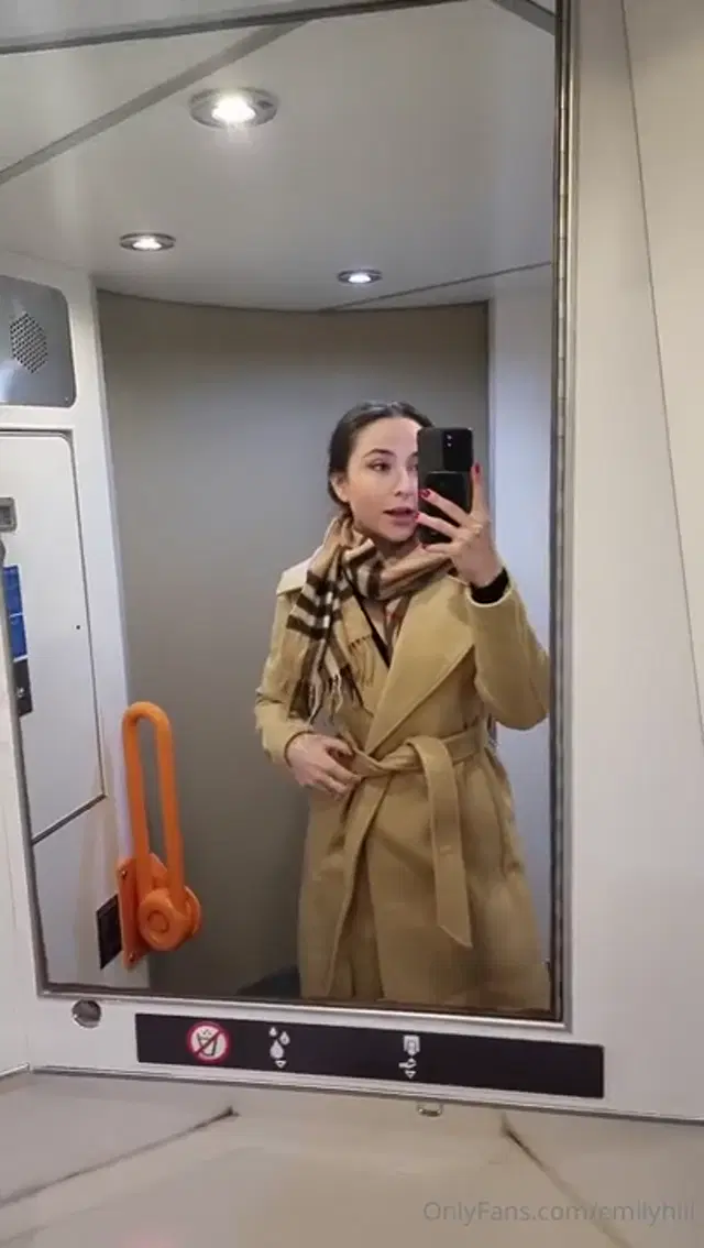 Emily Hill aka emilyhill – 02-07-2025 OnlyFans Video – Quick flash on the train