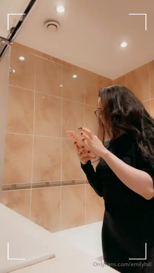 Emily Hill aka emilyhill – 04-15-2025 OnlyFans Video – Lil voyeur style shower