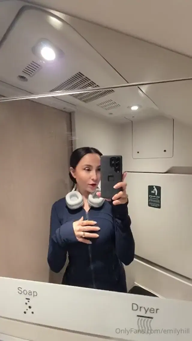 Emily Hill aka emilyhill – 06-14-2025 OnlyFans Video – Lil train flash