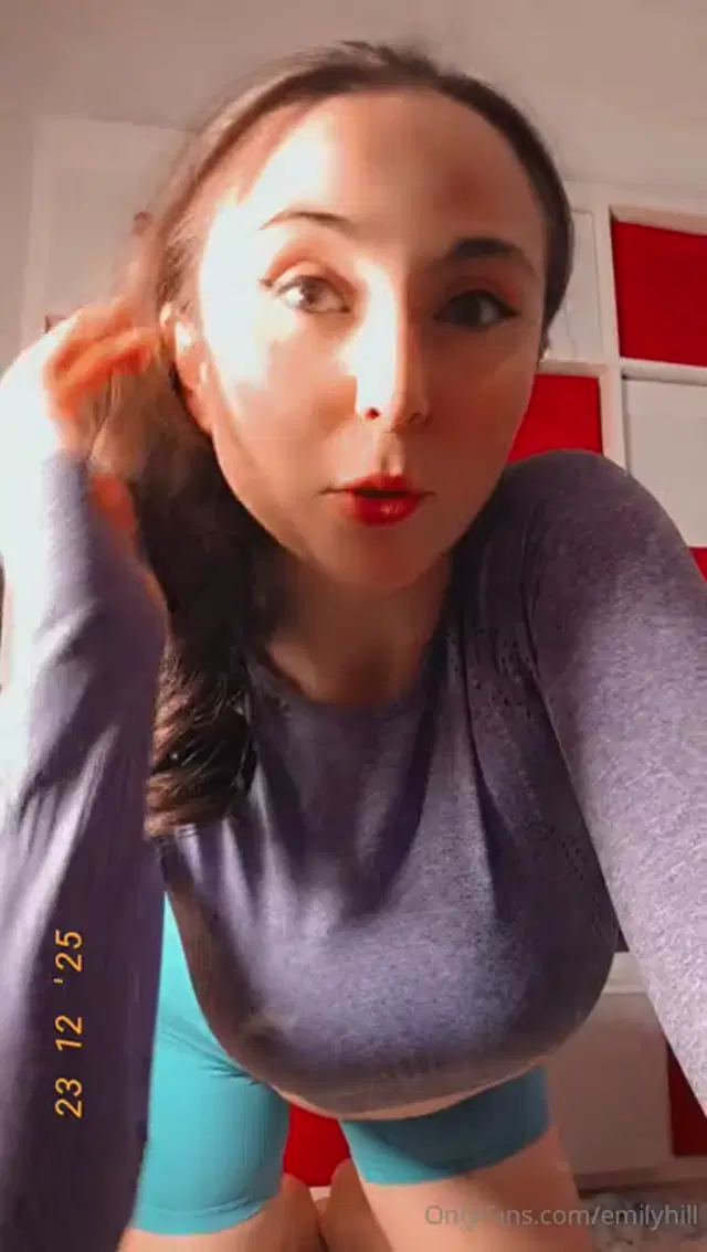 Emily Hill aka emilyhill – 12-23-2025 OnlyFans Video – Merry christmas eve eve! Day 23 advent calendar