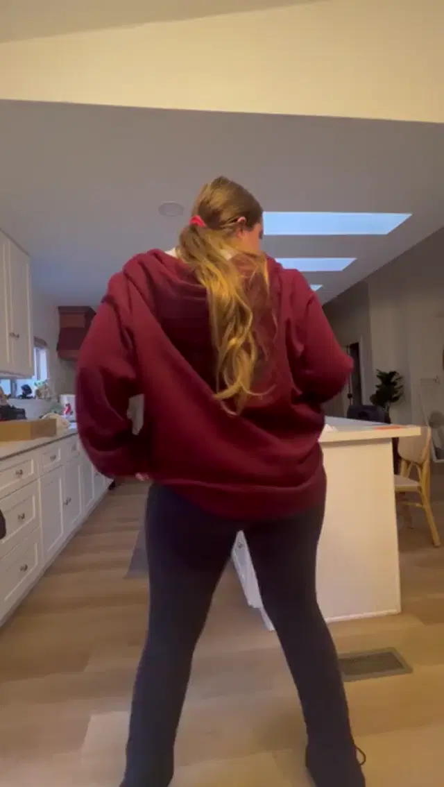 Duchess aka bigduchvip – 01-04-2026 OnlyFans Video – Just checking out this new album that kinda sux in clothes from high sch00l that are