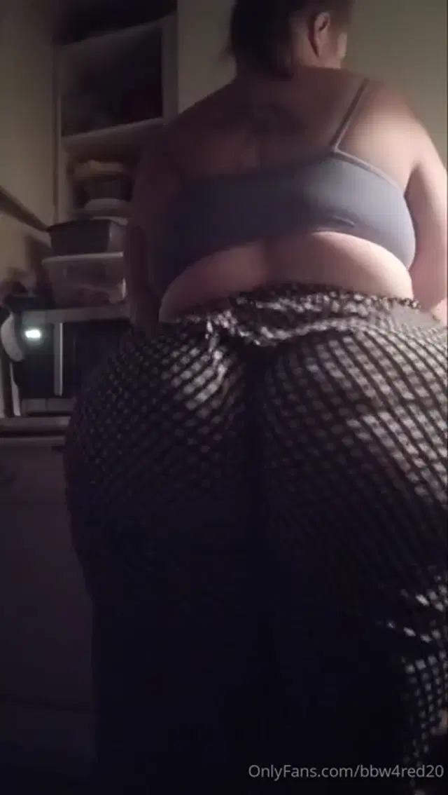 G.P.A.W.G.O.A.T LLC aka bbw4red20 – 11-25-2024 OnlyFans Video – My right cheek is bigger