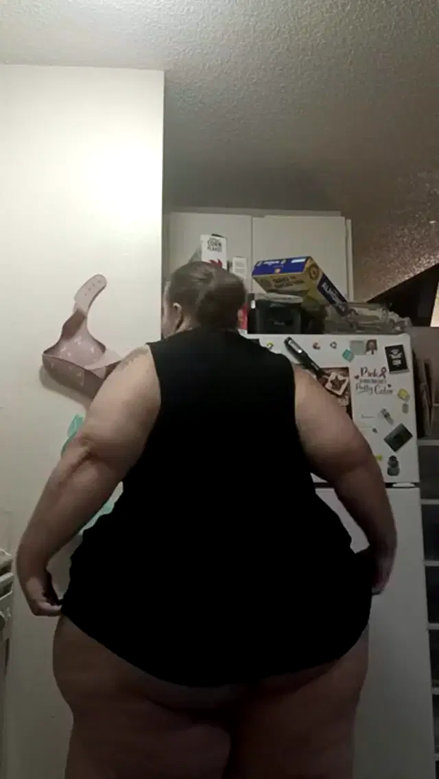 G.P.A.W.G.O.A.T LLC aka bbw4red20 – 10-25-2025 OnlyFans Video – Stream started at 10252025 1146 am Pink panties in the kitchen