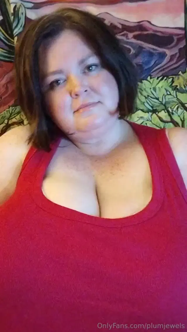 Plum Jewels aka plumjewels – 07-26-2024 OnlyFans Video – Releasing one of my swollen breasts