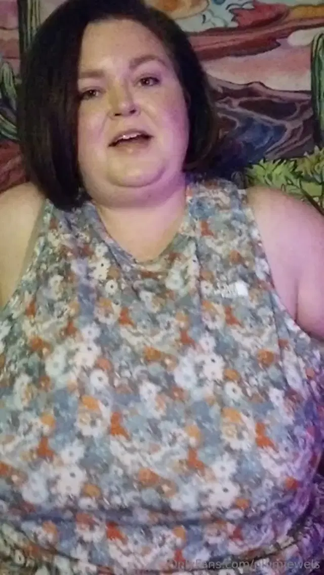 Plum Jewels aka plumjewels – 04-18-2024 OnlyFans Video – I love my convenient water storage! Comes in handy in warmer weather