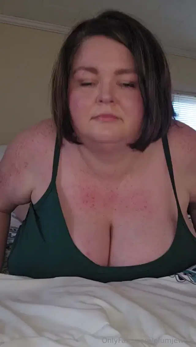 Plum Jewels aka plumjewels – 12-21-2024 OnlyFans Video – Laying on my pillows