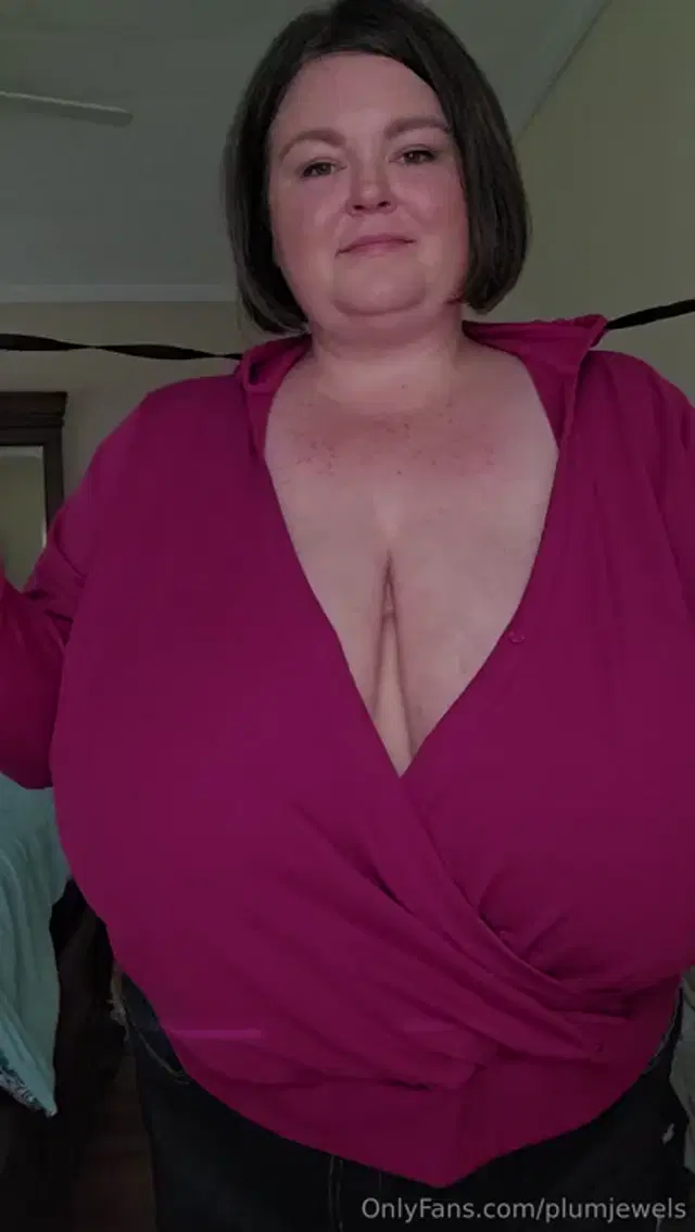 Plum Jewels aka plumjewels – 10-09-2024 OnlyFans Video – I can just whip them out whenever I want in this top!