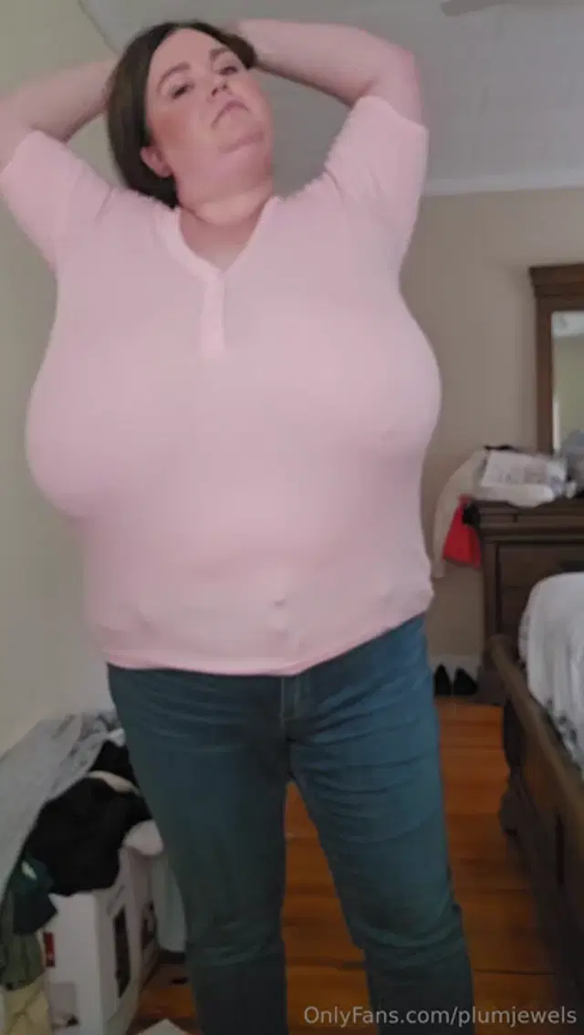 Plum Jewels aka plumjewels – 11-05-2024 OnlyFans Video – Changing tops