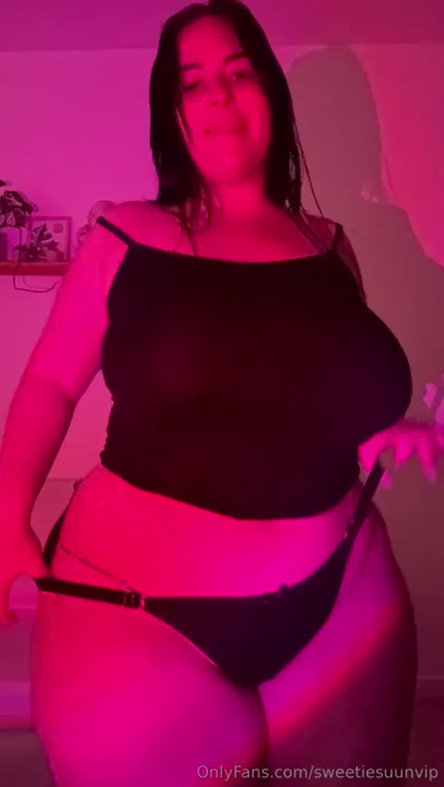 Sweetiesuun aka sweetiesuunvip – 11-18-2025 OnlyFans Video – How about you help me take off my panties