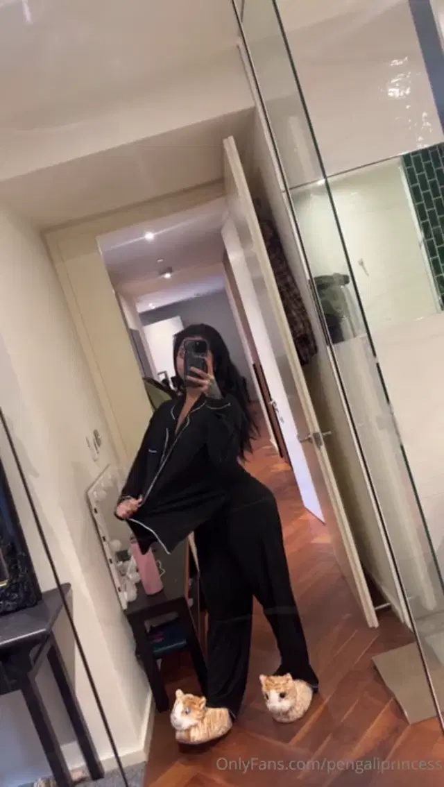Yasmina Khan aka pengaliprincess – 02-20-2025 OnlyFans Video – Do you wanna have a PJ day with me
