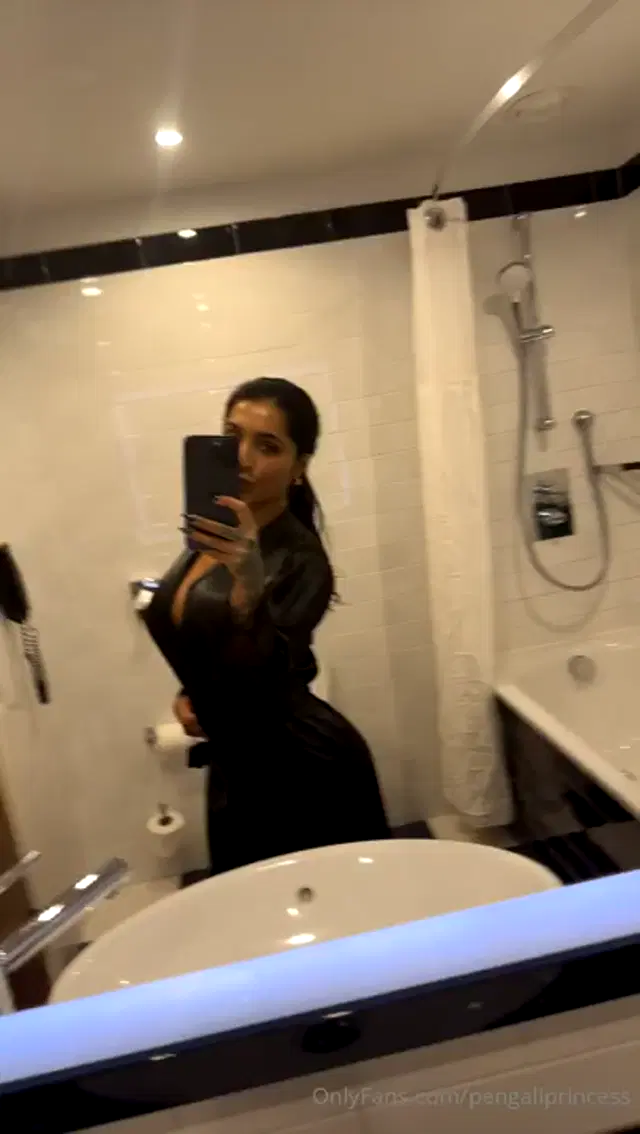 Yasmina Khan aka pengaliprincess – 01-30-2025 OnlyFans Video – POV youre at work and I send you this video