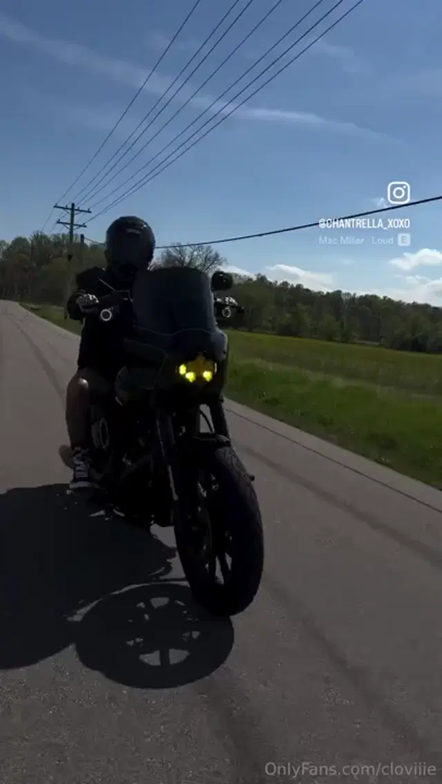 Cloviiie aka cloviiiee – 04-19-2024 OnlyFans Video – Youre here because you think biker babes are sexy, right