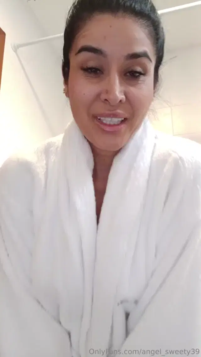 Angel_sweety39 aka angel_sweety39 – 04-08-2025 OnlyFans Video – The hot water falls, and my secret begins a little oil applied slowly, drops sliding down