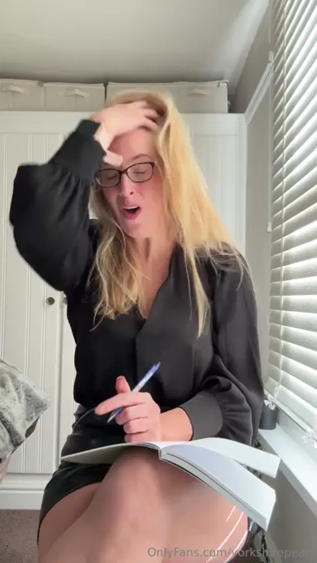 Yorkshirepearl aka yorkshirepearl – 10-30-2025 OnlyFans Video – Another boring Zoom call