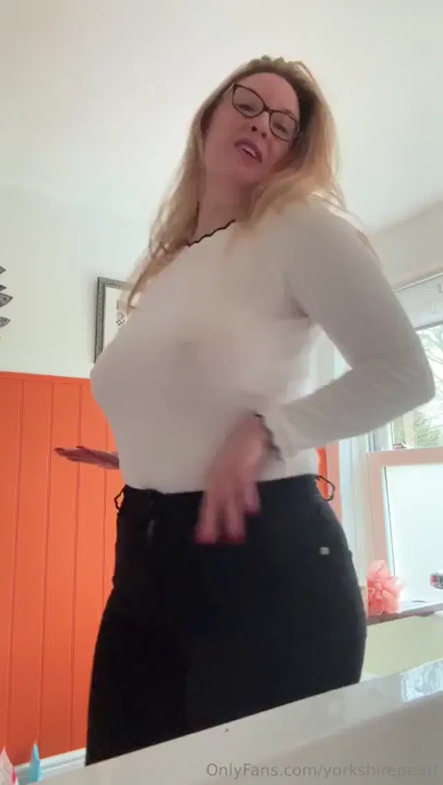 Yorkshirepearl aka yorkshirepearl – 01-24-2026 OnlyFans Video – Is this top ok to go braless in Come and take a closer look and maybe