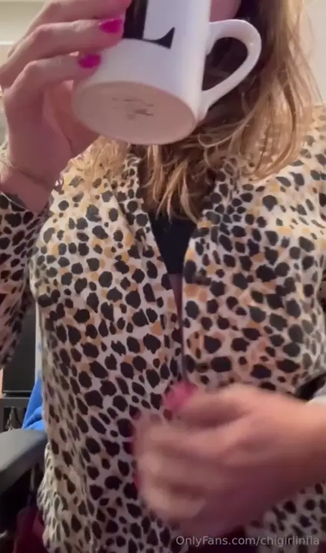 Livvy chigirlinfla aka chigirlinfla – 07-03-2025 OnlyFans Video – Having some office fun before the July 4th weekend ! Check your DMs