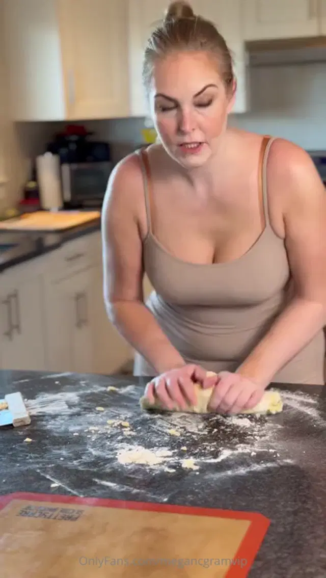 Megancgram aka megancgramvip – 02-20-2026 OnlyFans Video – On Fridays, we make fresh pasta and let our boobies flop around in the flour