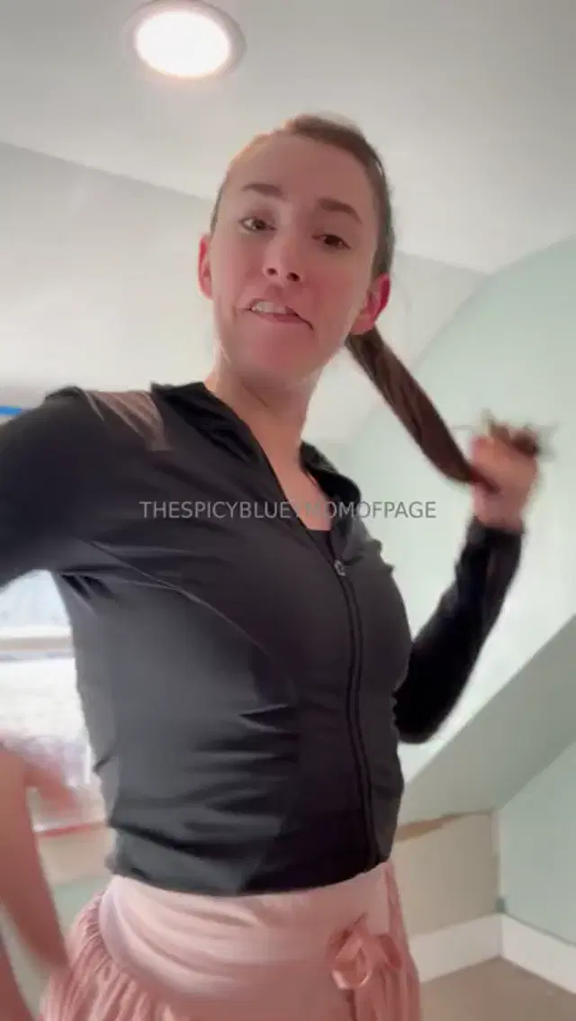 The Spicy Bluey Mom aka thespicyblueymom – 12-13-2024 OnlyFans Video – Happy Friday