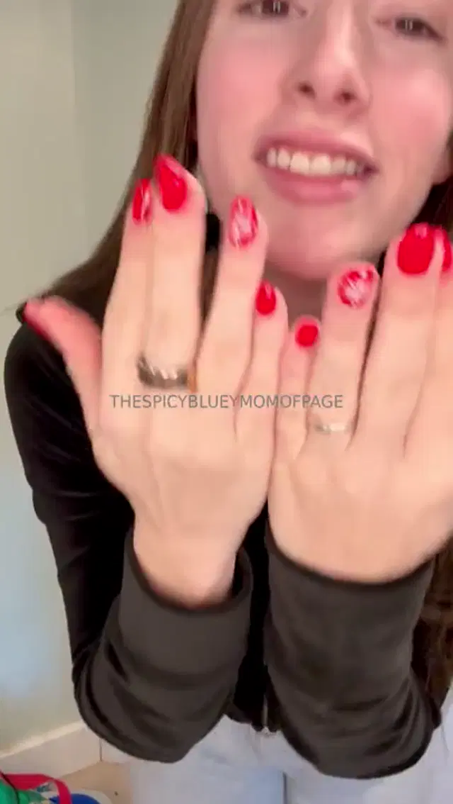 The Spicy Bluey Mom aka thespicyblueymom – 12-14-2024 OnlyFans Video – A moment for the nails