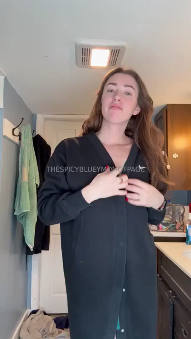 The Spicy Bluey Mom aka thespicyblueymom – 12-23-2024 OnlyFans Video – Green and red are such great colors