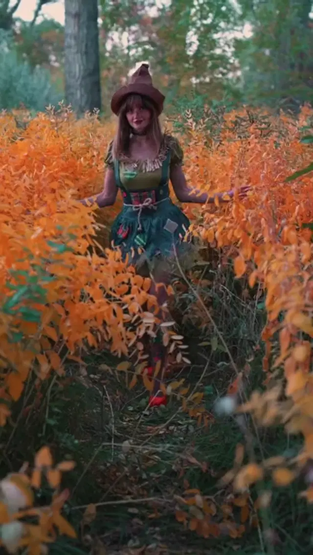 Ethereal love bug aka ethereallovebug – 10-04-2024 OnlyFans Video – Day 3 The Scarecrow Country girls make do
