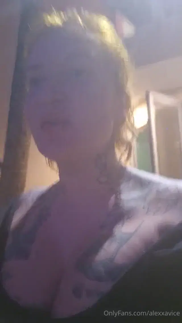 AlexxaVice aka alexxavice – 01-10-2025 OnlyFans Video – hopefully I just need light bulbs