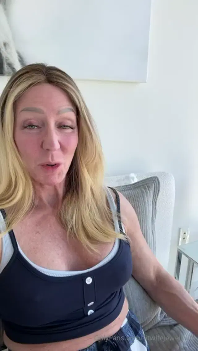 Fitwifejewels aka fitwifejewelsvip – 01-14-2026 OnlyFans Video – Get in my DM’s amp play with me! Cum help me
